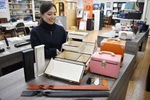 バルカナイズドファイバーを活用した安達紙器工業のオリジナル製品=長岡市東蔵王2