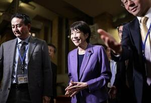 　高市早苗首相（中央）＝２日、首相公邸