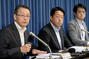 記者会見する地震調査委員会の平田直委員長(左)ら=18日、東京都千代田区