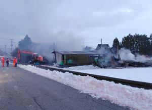 小屋などを焼いた火災現場＝１１日午後５時前、村上市長政