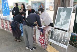 拉致被害者の救出を願い、救う会新潟の署名に協力する人たち=3日、新潟市西区