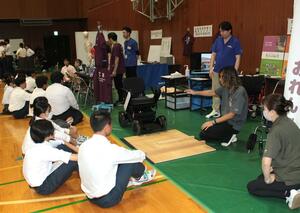 糸魚川市の中学3年生が働く社会人の思いなどを学んだキャリアフェスティバル=市民総合体育館