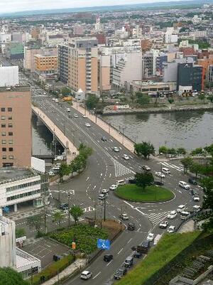 7月30日午前10時の北海道釧路市内。「幣舞橋」周辺で車の流れが滞っていた