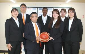 新体制会見に臨んだ選手ら。前列左から高瀬ゆのか、糸満盛人社長、柳瀬柚奈、山瑞美子、後列左から東英樹監督、ジョル・セイナブ・ライ、中道玲夏=阿賀野市