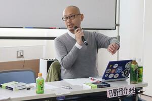 県民の依頼に応じて開かれた「情報公開ワークショップ」で、公文書請求の要点を指導する日野行介さん=3月14日、新潟市中央区