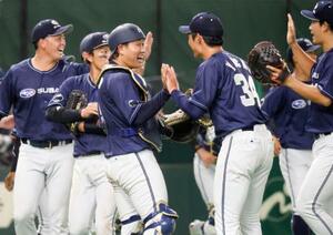 　東京ガスに勝利し、喜ぶＳＵＢＡＲＵナイン＝東京ドーム