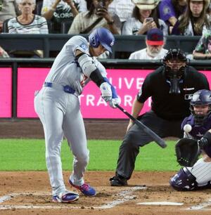 ロッキーズ戦の6回、左前打を放つドジャース・大谷=デンバー(共同)