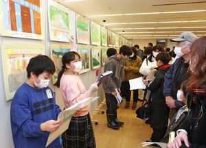 お気に入りの景色を描いた作品を解説する上組小の6年生=2月11日、長岡市大手通1
