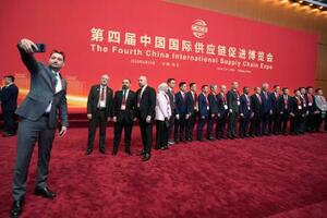 「第4回中国国際サプライチェーン促進博覧会」の会場で記念写真を撮る人たち=22日、北京(共同)