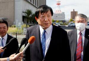 初公判終了後、取材に応じる元自民党衆院議員の亀岡偉民被告=3日午前、福島市
