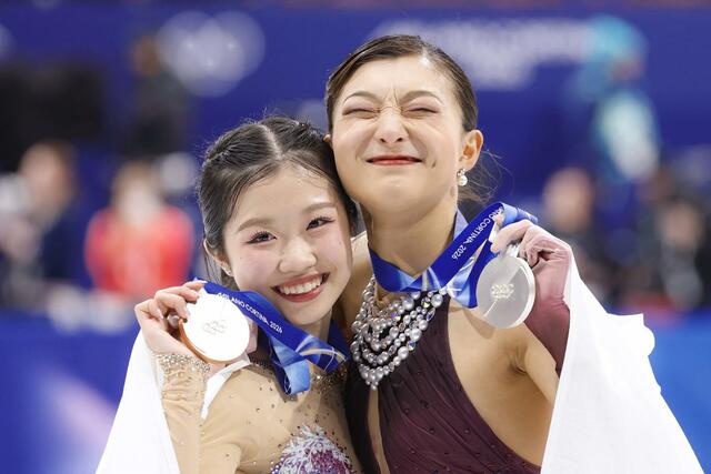 女子で銀メダルを獲得した坂本花織（右）と銅メダルの中井亜美＝ミラノ（共同）
