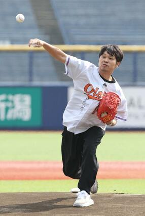 始球式に参加した、さらば青春の光・東ブクロさん=エコスタ