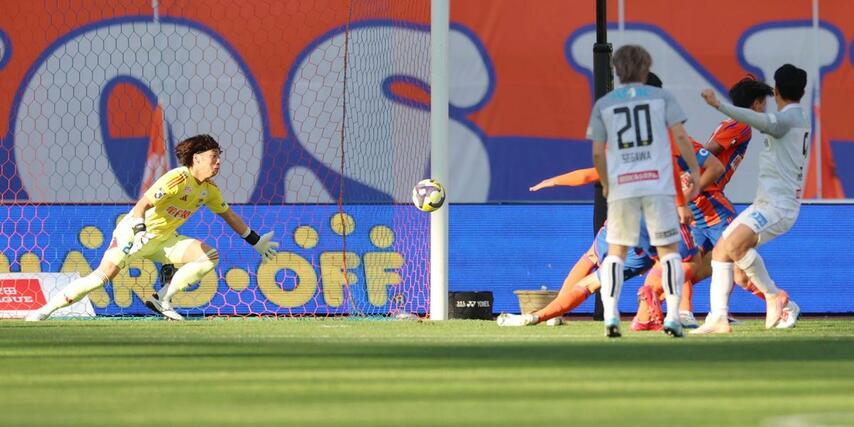 新潟－柏　前半２０分、柏のＦＷ細谷（右端）に先制を許す＝ビッグスワン