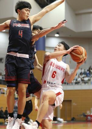 開志国際－福岡大大濠　第１クオーター、開志国際の千保銀河がシュートを決め、２４－１５＝１１月１０日、新潟市東総合スポーツセンター

