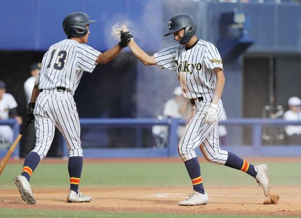 帝京長岡－日本文理　６回表帝京長岡　２死一、三塁、７番武田晄樹の二塁打で三走に続き一走鈴木祥大も生還（右）＝エコスタ