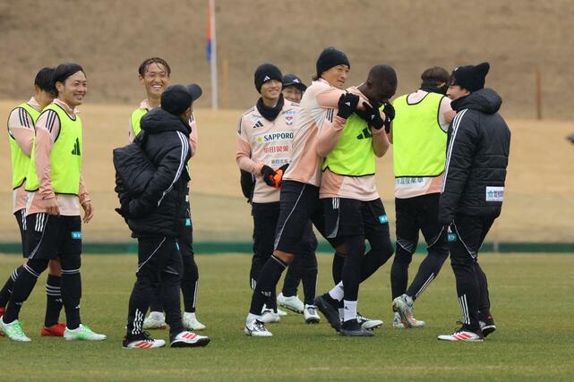 全体練習終了時のあいさつを務めたDFゲリアに絡みつくDF千葉和彦