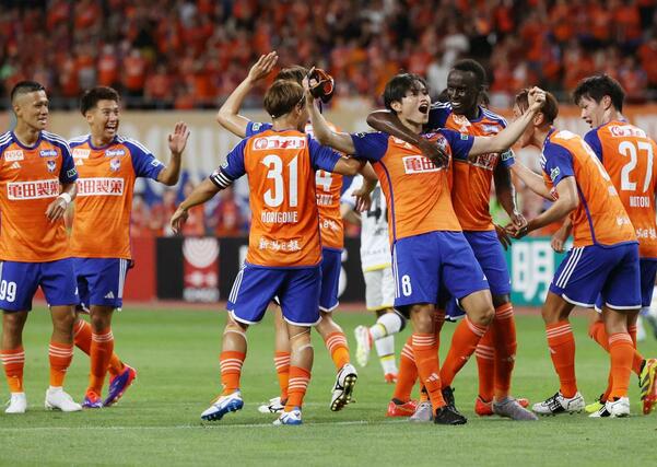 新潟－磐田　前半１４分、ＭＦ宮本英治（右から４人目）がシュートを決めて１－０＝ビッグスワン