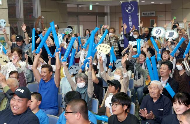 大の里が優勝し喜びを爆発させる糸魚川市の住民ら＝糸魚川市の能生生涯学習センター