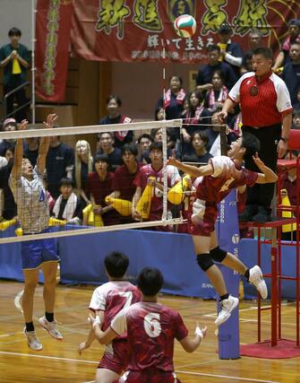 関根学園－新発田中央　スパイクを打つ関根学園の小林絢（４）＝小千谷市総合体育館