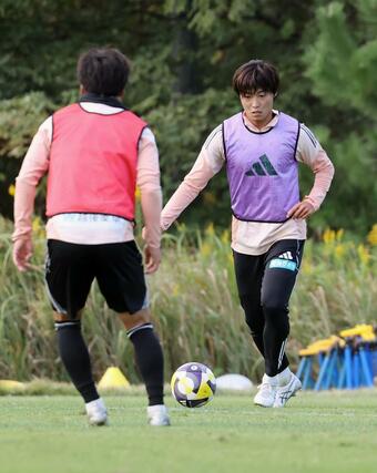 来季のJ2降格決定後、初となる全体練習を行うDF岡本將成=聖籠町