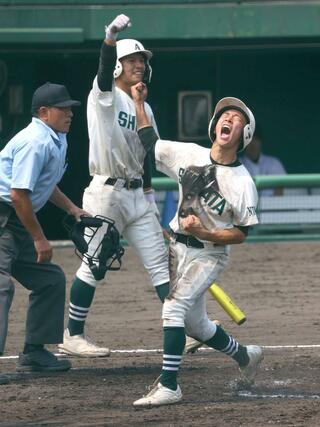 新発田農－長岡　８回表、新発田農１死満塁、西井隆梧の２点適時打で逆転。ホームを踏み拳を振り上げる二走の髙田悠真＝長岡市悠久山球場