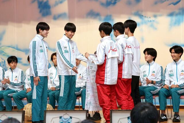 青山学院陸上競技部による箱根駅伝優勝報告会＝４日、妙高市田口