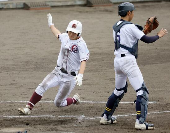 ３回裏柏崎２死一、二塁から阿部の適時打で二走小林（左）が生還し２－０＝４月２８日、柏崎市佐藤池野球場