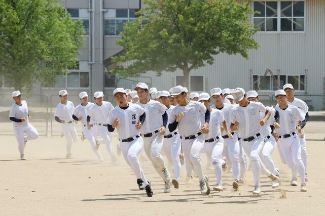 ランニングする中越の選手たち＝＝７月２８日、長岡市