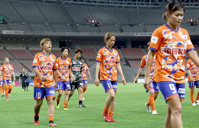 試合終了後、マイナビ仙台に敗れ肩を落として引き上げる新潟Ｌの選手たち＝ビッグスワン