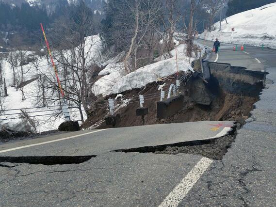 柏崎市の県道崩落現場