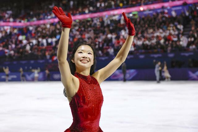 エキシビションのフィナーレで手を振る中井亜美＝ミラノ（共同）