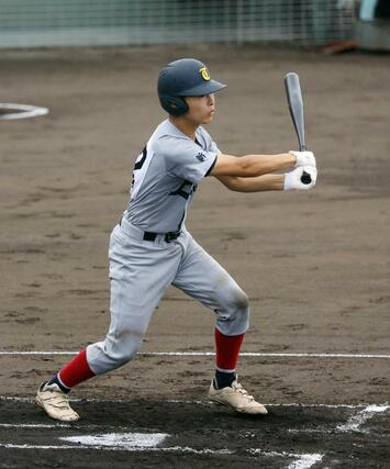 2回表上越総合技術1死二塁で田中が中前適時打を放ち1-0。捕手小谷=9月12日、柏崎市佐藤池野球場