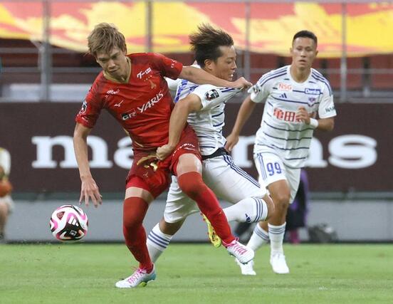 中盤で激しく競り合う新潟の高木善朗＝９月１８日、豊田スタジアム