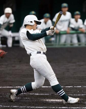 糸魚川－新発田農　３回新発田農２死三塁、池上健太が右に適時二塁打を放ち０－２＝長岡市悠久山