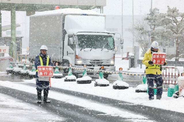 大雪の影響で通行止めとなった磐越道の安田IC=2月5日、阿賀野市