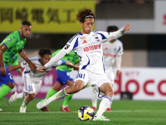 湘南－新潟　後半、ＭＦ長谷川元希がＰＫを決め１－５＝レモンガススタジアム平塚