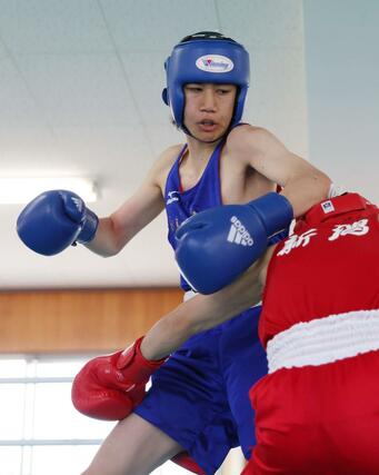 男子フライ級決勝　攻める開志学園の吉田虎太郎（左）＝新潟南高