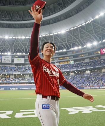 ヒーローインタビューを終えてスタンドのファンにあいさつする楽天の荘司康誠投手＝２７日、京セラドーム大阪（河北新報社提供、坂本秀明撮影）