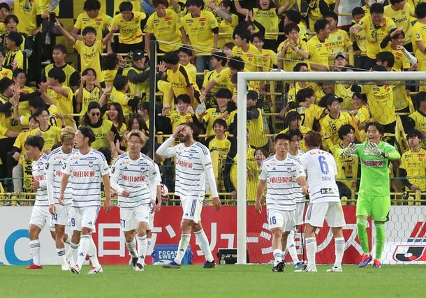 柏－新潟　後半、先制を許し、立て直しを図る新潟の選手たち＝三協Ｆ柏