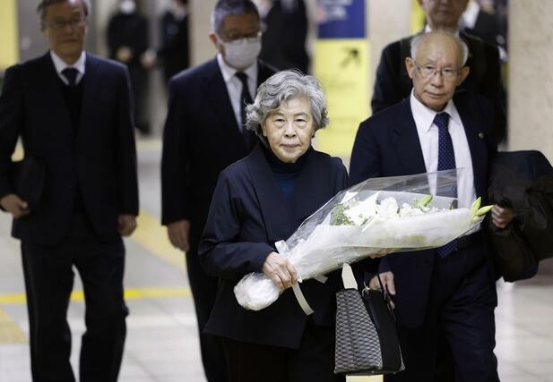 地下鉄サリン事件から３０年となり、東京メトロ霞ケ関駅で献花に向かう遺族の高橋シズヱさん（手前）＝３月２０日、東京都千代田区