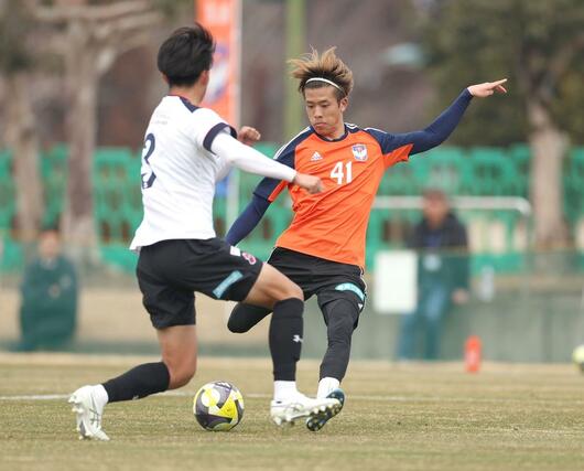 ゴールを狙うＭＦ長谷川元希