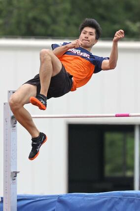 練習する長谷川直人(男子走り高跳び)=5月27日、新潟市北区の新潟医福大陸上競技場