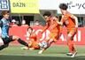 新潟－川崎　前半２２分、ＭＦ伊藤がシュートを決め、先制する＝３月１１日、デンカビッグスワン