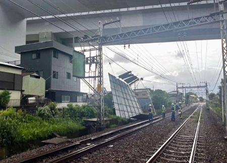 小田急線の架線に金属板 強風影響か、運転見合わせ | 新潟日報