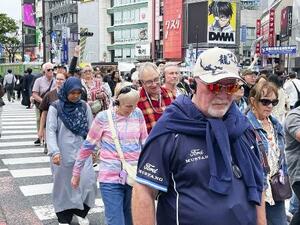 　東京・渋谷のスクランブル交差点を歩く訪日客＝４月