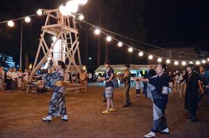 「大の阪」を踊る住民ら=魚沼市堀之内