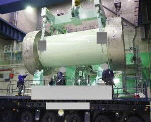 　青森県むつ市の中間貯蔵施設に搬入された、核燃料を収めた金属製専用容器＝２７日（リサイクル燃料貯蔵提供、画像の一部が加工されています）