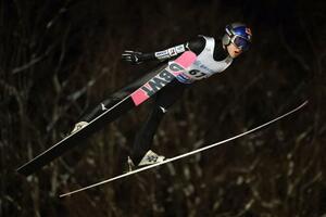 　首位通過した小林陵侑＝１６日（ロイター＝共同）