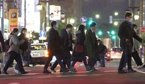 金曜日の夕方、繁華街を行き交う市民。物価高の影響は県民生活に重くのしかかっている＝２６日、新潟市中央区