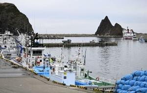 　北海道斜里町のウトロ漁港＝昨年４月